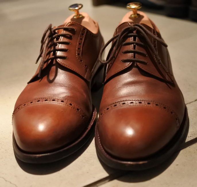 ジャランスリウァヤのクォーターブローグ革靴革靴